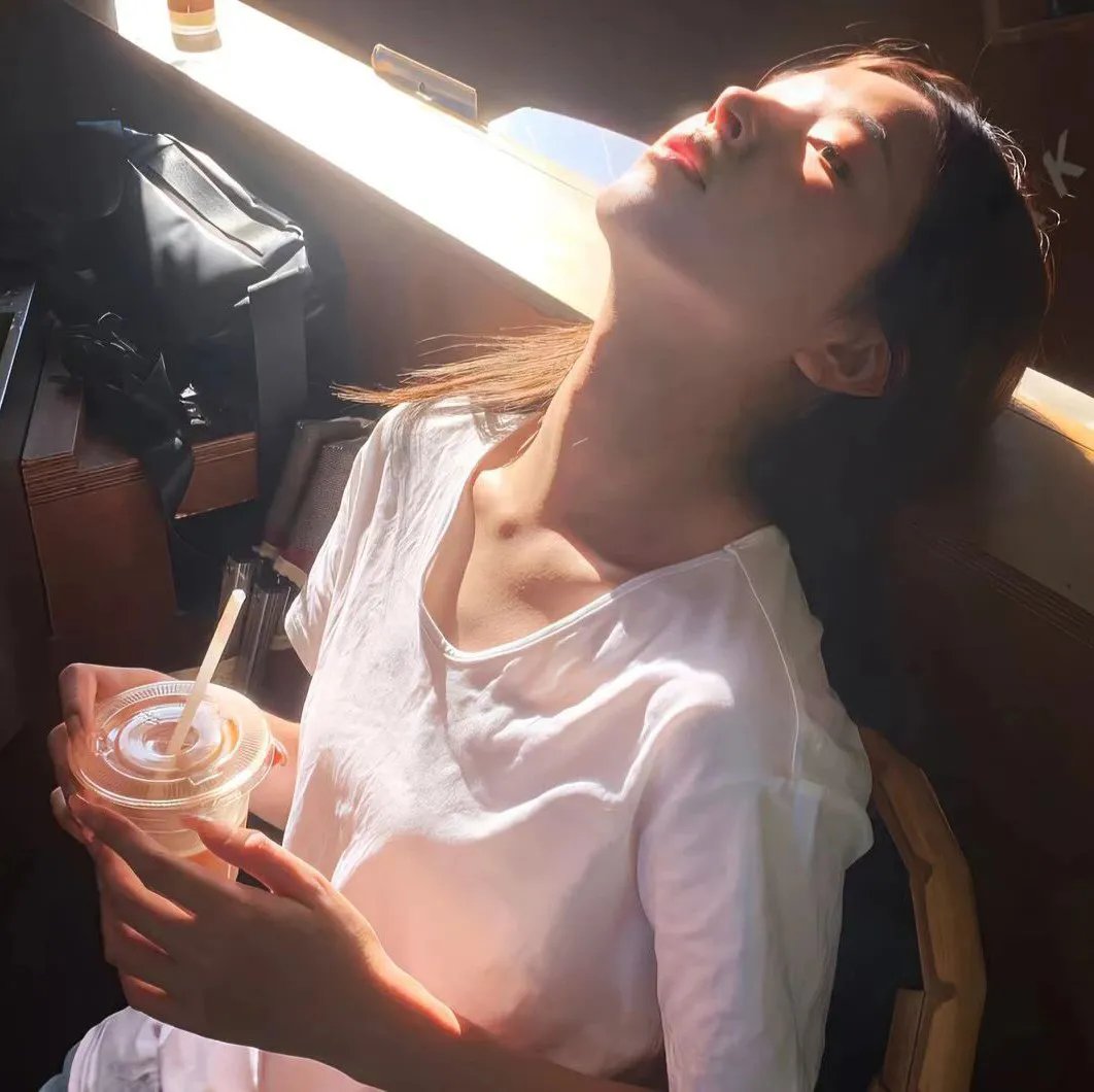 裸女游城